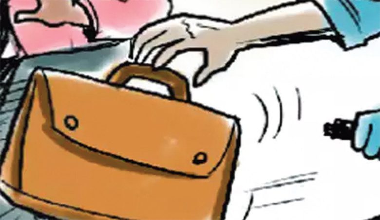 इंडिगो प्रवाशांच्याच बॅगची चोरी ;  चोरी करणाऱ्यात इंडिगो कर्मचाऱ्यांचा हात असावा- पत्रकार नाना कांबळे