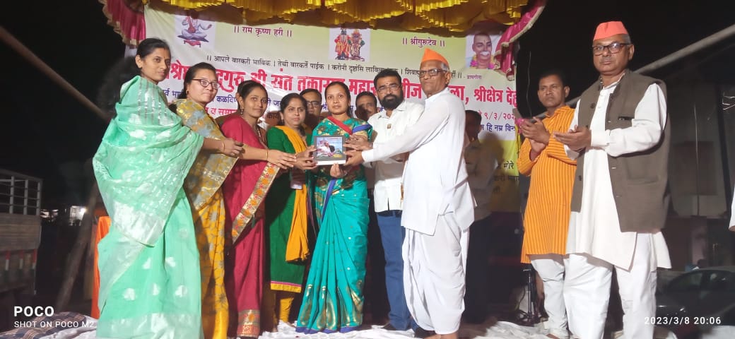 मराठवाडा जनविकास संघातर्फे महिला व वारकऱ्यांना ग्रामगीतेच्या प्रती भेट