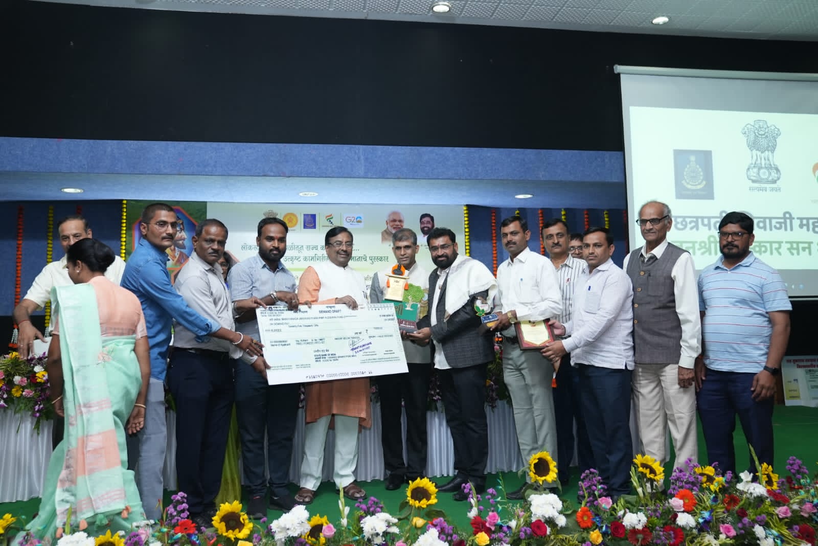 मराठवाडा जनविकास संघाचा शासनाच्या 'छत्रपती शिवाजी महाराज वनश्री पुरस्कारा'ने गौरव   वनमंत्री सुधीर मुनगंटीवार यांच्या हस्ते पुरस्कार प्रदान