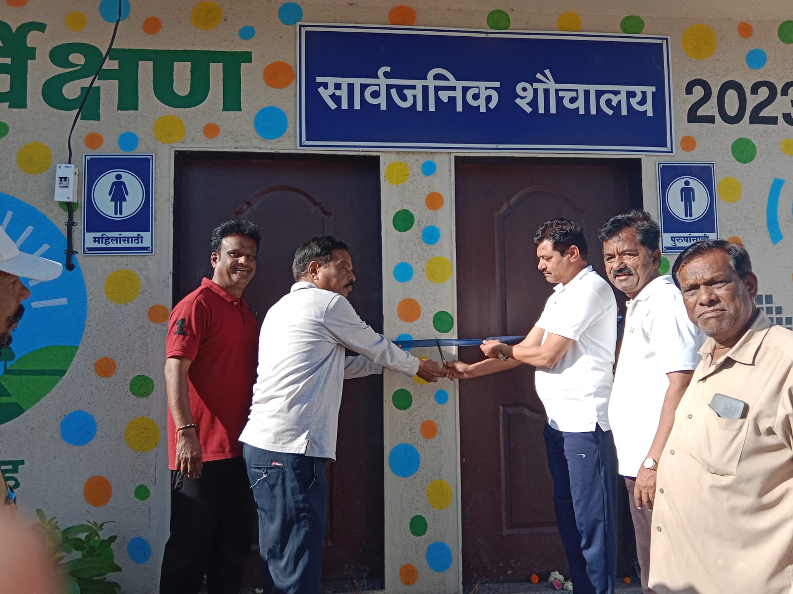 काम पूर्ण होऊनही उद्घाटनाच्या प्रतीक्षेत शौचालय राष्ट्रवादी काँग्रेस व पँथर रिपब्लिकन पार्टी (एस)ने केले खुले 