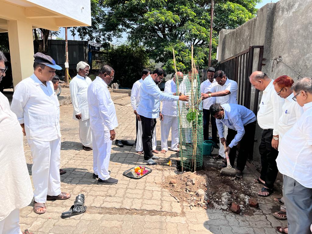 पिंपळेगुरव येथे बुद्ध्पोर्णिमा निमित्त पिंपळ, कडुलिंब,करंज,नारळ वृक्षांची लागवड