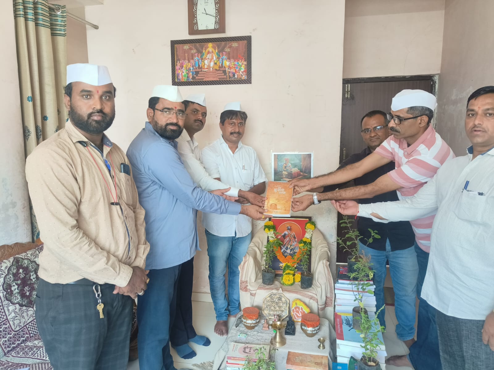 मराठवाडा जनविकास संघातर्फे छत्रपती संभाजी महाराजांच्या मूर्तीस ३६६ पुस्तके व ३६६ वृक्ष रोपांचा अभिषेक करून छत्रपती संभाजी महाराजांची ३६६ वी जयंती साजरी