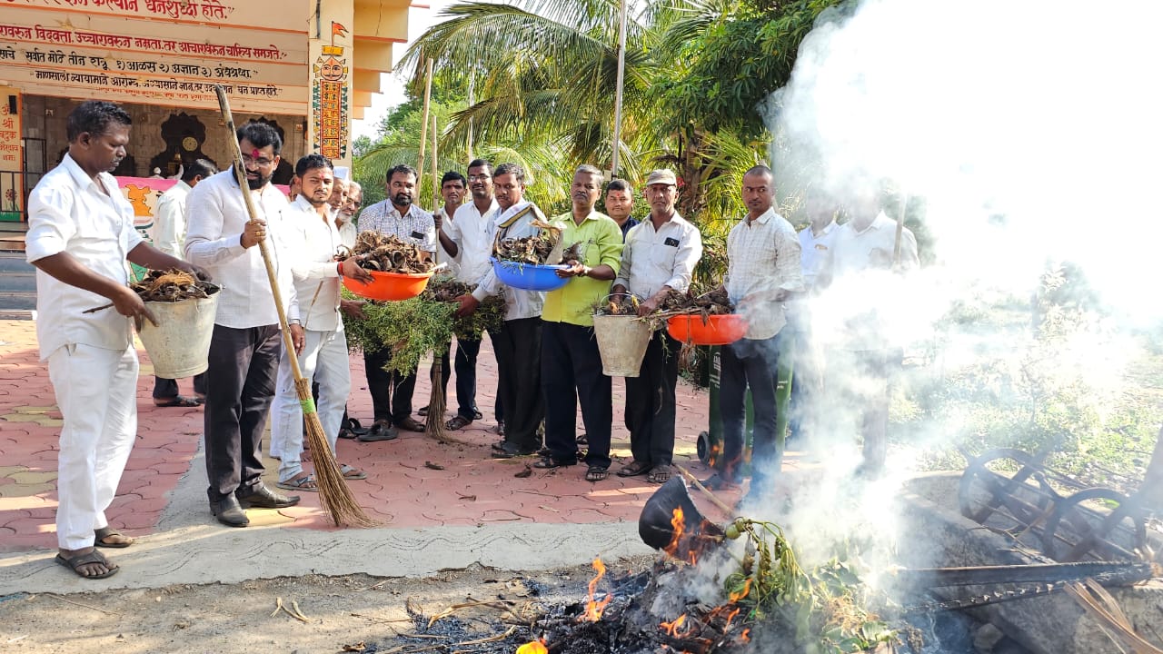 मराठवाडा जनविकास संघाच्या कार्यकर्त्यांनी पावसाळ्यापूर्वी केली ग्रामस्वच्छता