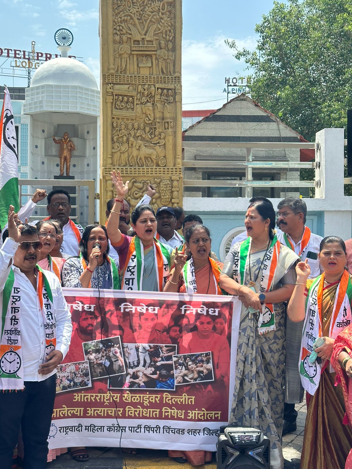 महिला कुस्तीपटूंच्या अटकेच्या निषेधार्थ राष्ट्रवादीचे आंदोलन