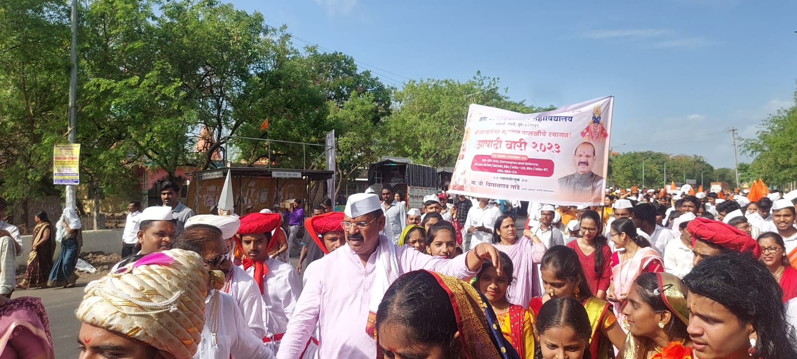 महापुरुषांचा वैचारिक वारसा जपण्याचा दिला संदेश. विद्यार्थी वारकऱ्यांनी दिला माऊलींना निरोप!