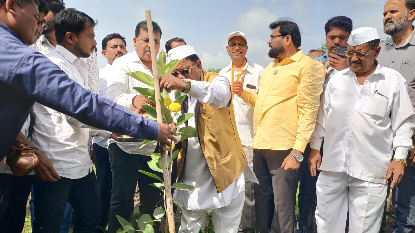 मराठवाडा चॅरीटेबल ट्रस्ट एकसंघ समितीच्या वतीने भंडारा डोंगरावर 500 रोपांचे संरक्षक जाळीसह वृक्षारोपण 