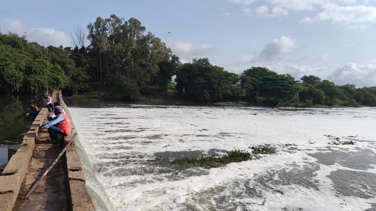 दूषित पाणी पुरवठा करण्याचे पाप पालिकेने थाबावावे .......  पवना नदी प्रदूषणाच्या विळख्यात, तातडीने उपाय योजना करा : नाना काटे