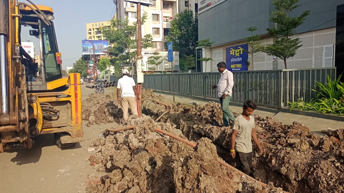 नाना काटे यांच्या प्रयत्नाना यश अनेक दिवस रखडलेले १२ इंच पिण्याच्या पाण्याची पाईप लाईनचे टाकण्याच्या कामास सुरुवात.