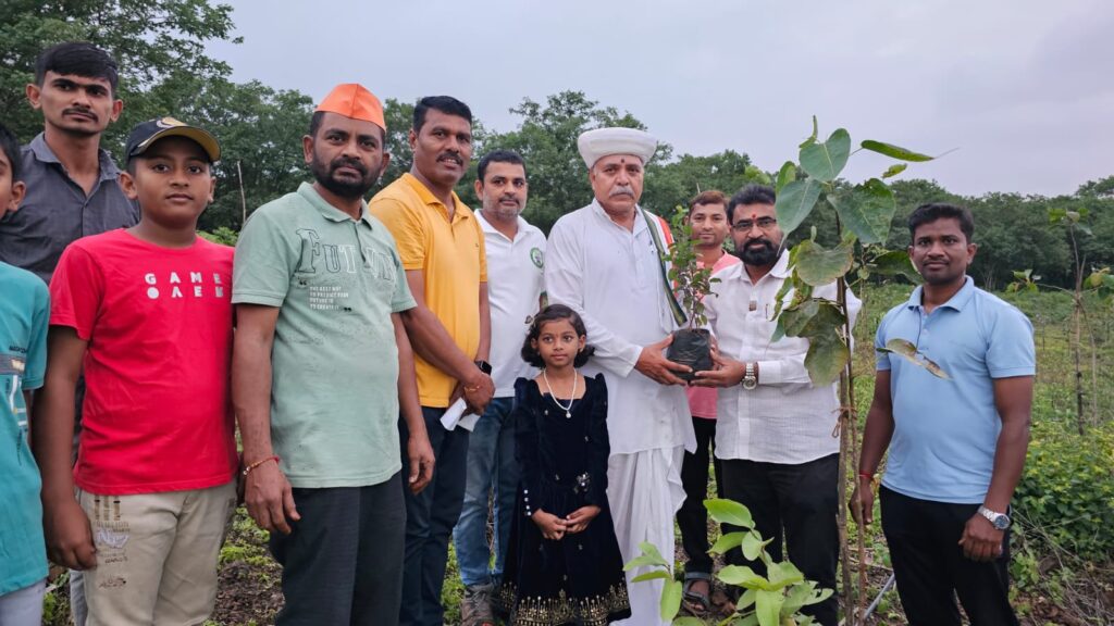 मराठवाडा जनविकास संघाच्यावतीने वृक्षमित्र ह.भ.प. शिवाजी मोरे महाराज यांच्या वाढदिवसानिमित्त शंभर देशी झाडांचे वृक्षारोपण