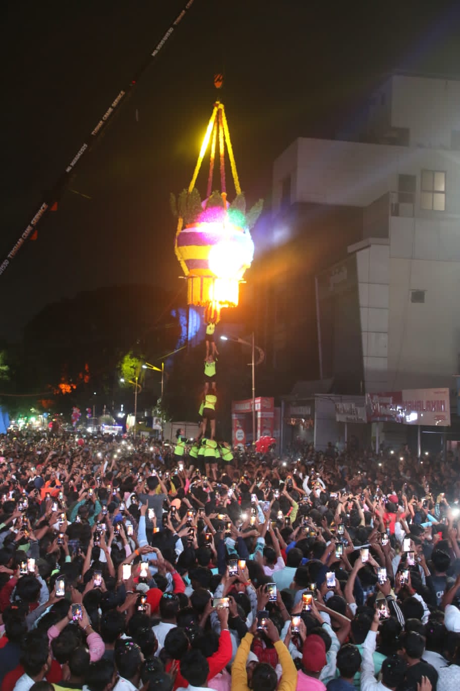 पिंपरीतील संदीप वाघेरे युवा मंचची दहीहंडी अभूतपूर्व जल्लोषात