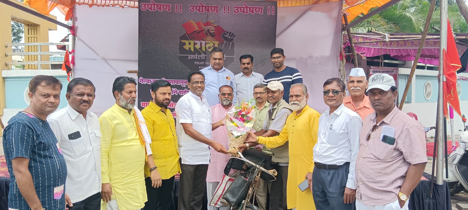 जालना येथे आमरण उपोषण करणारे मनोज जरांगे पाटील यांना पाठिंबा देण्यासाठी बारामतीचे रहिवाशी अविनाश पाटील हे बारामतीहून सायकल चालवत जालना येथे जाणार