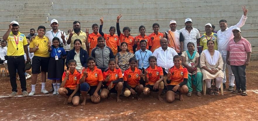 शालेय जिल्हास्तरीय कबड्डी स्पर्धेत राजमाता जिजाऊ मुलींच्या संघाला सलग आठव्यांदा विजेतेपद