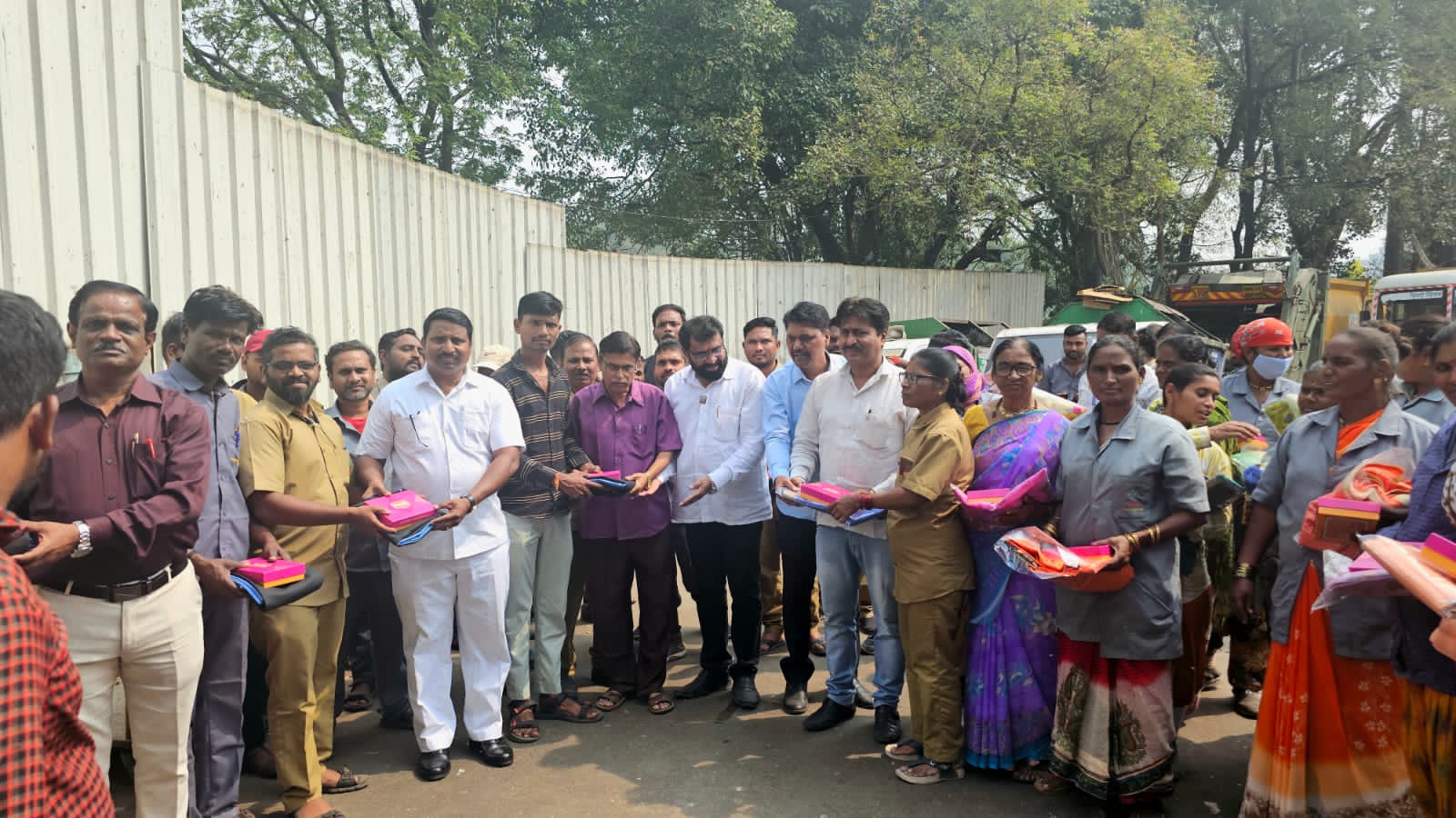 मराठवाडा जनविकास संघातर्फे महिला, कष्टकरी, निराधार मुलांना पोशाख व मिठाई वाटप करून दिवाळी साजरी