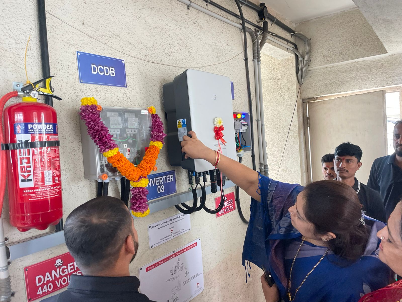 नगरसेविका सौ. शितलताई नाना काटे यांच्या शुभहस्ते सोलर पॅनल सिस्टीमचे उद्घाटन