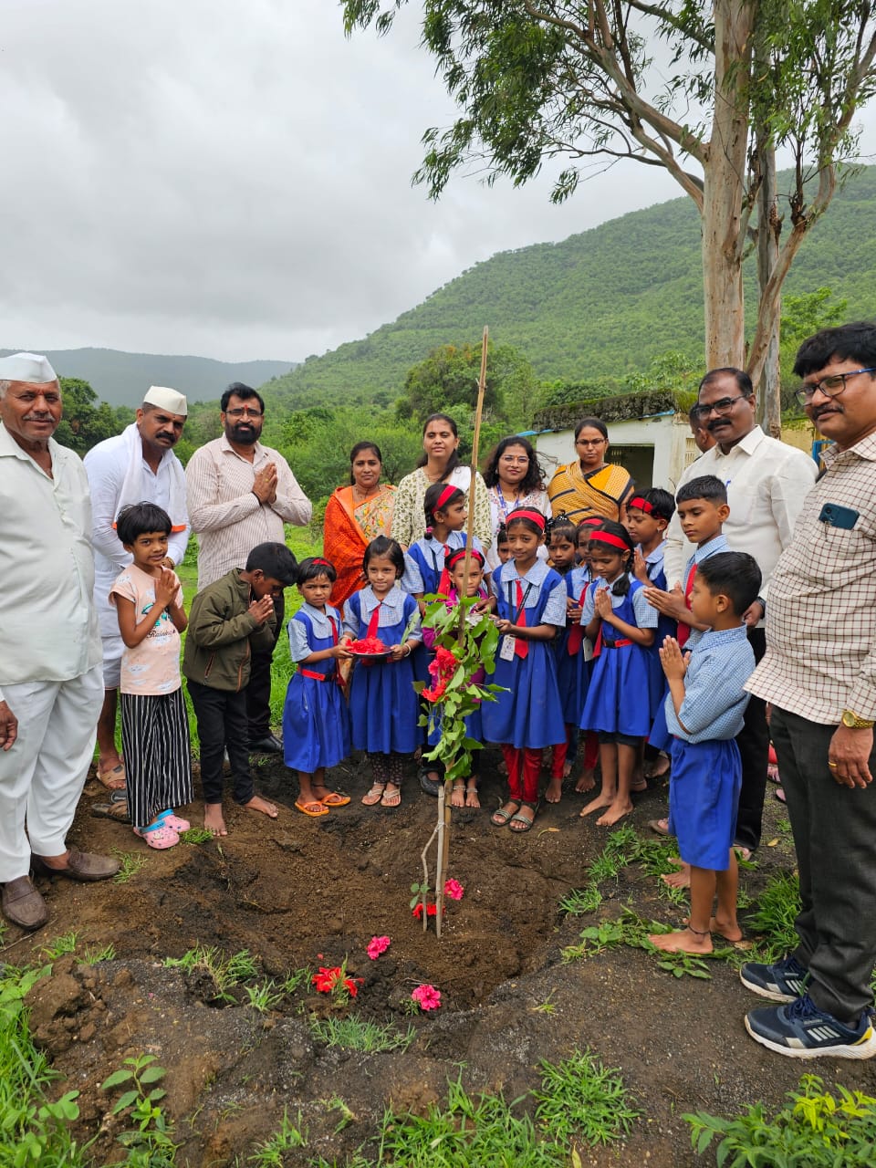 मराठवाडा जनविकास संघाच्यावतीने ओझरकरवाडी शाळेत जाळीसह वृक्षारोपण