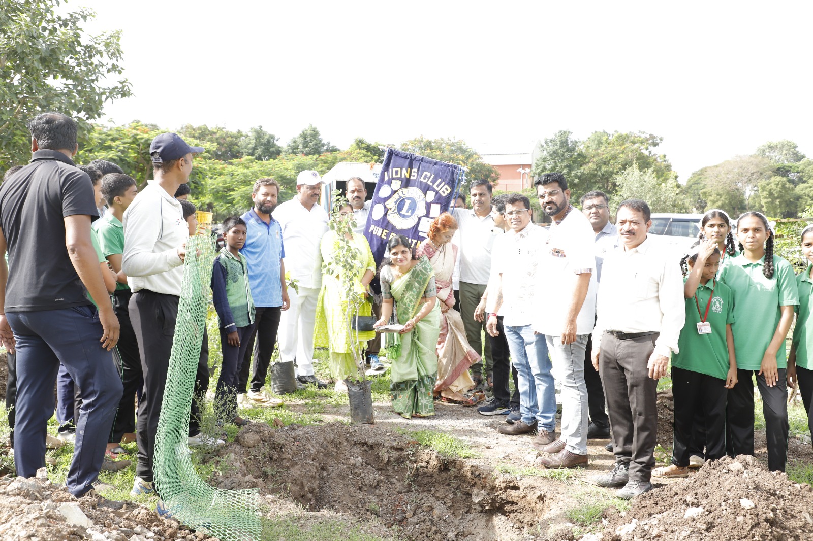 शहरातील प्रदूषण रोखण्यासाठी झाडे लावणे गरजेचे.... ला .शैलजा सांगळे