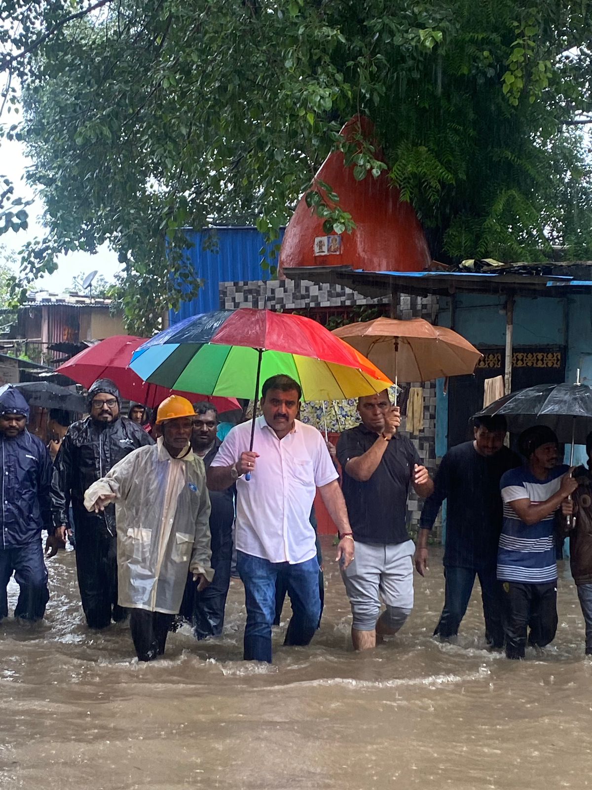 पिंपरी मध्ये नदीकाठच्या ठिकाणी पूरस्थिती – मा.नगरसेवक संदीप वाघेरे यांच्या कडून मदत कार्य सुरु