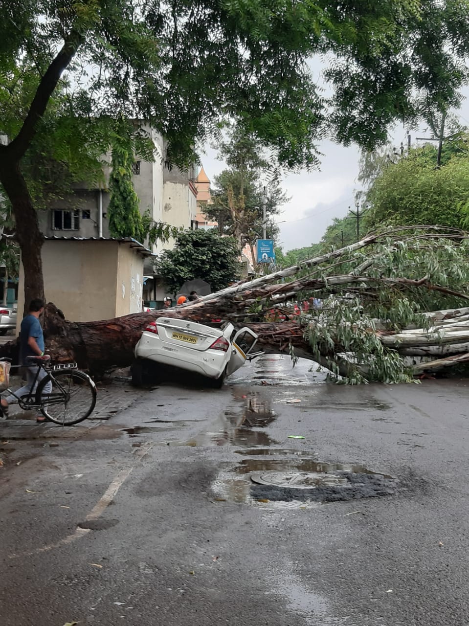 नाना काटे यांच्या सतर्कतेमुळे मोठी दुर्घटना टळली.