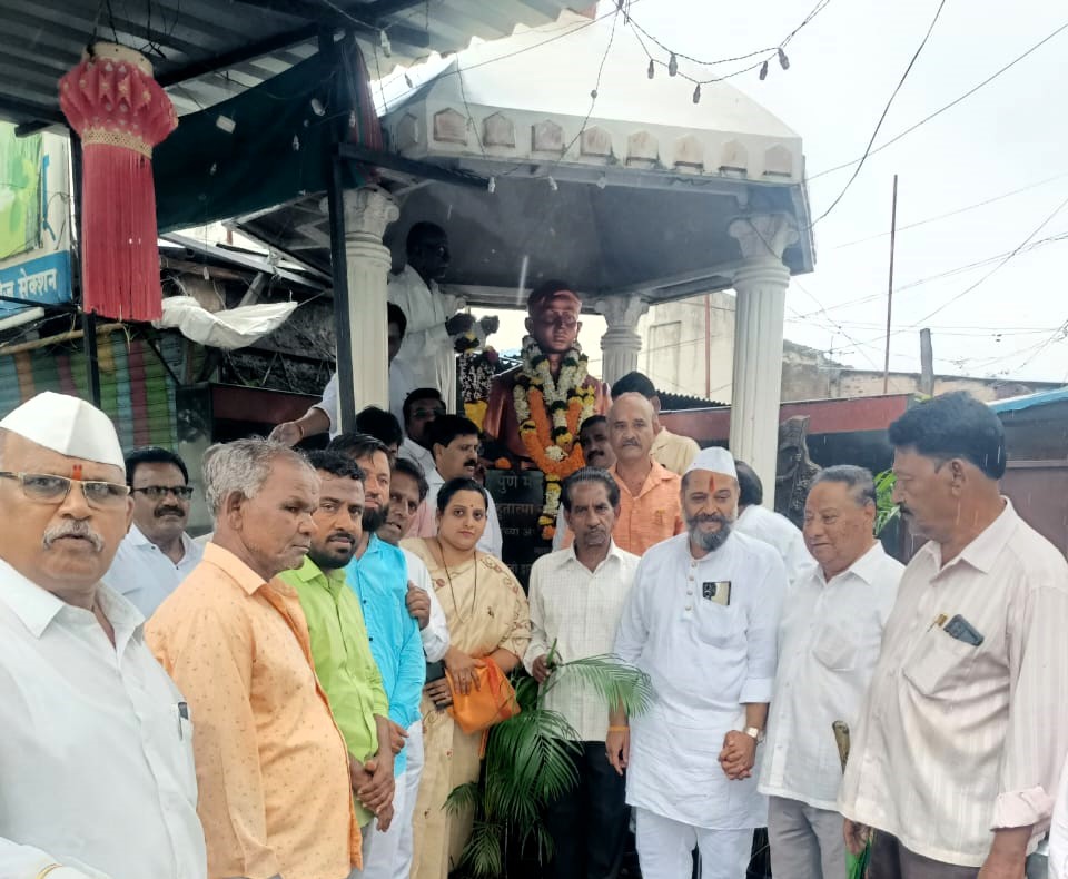 शहर कॉंग्रेस च्यावतीने शहिदांना क्रांति दिनानिमित अभिवादन