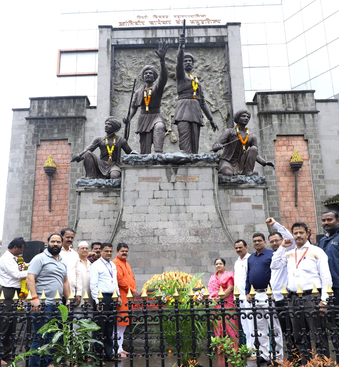 *क्रांती दिनानिमित्त महापालिकेच्या वतीने शहरातील क्रांतिवीरांना अभिवादन.*