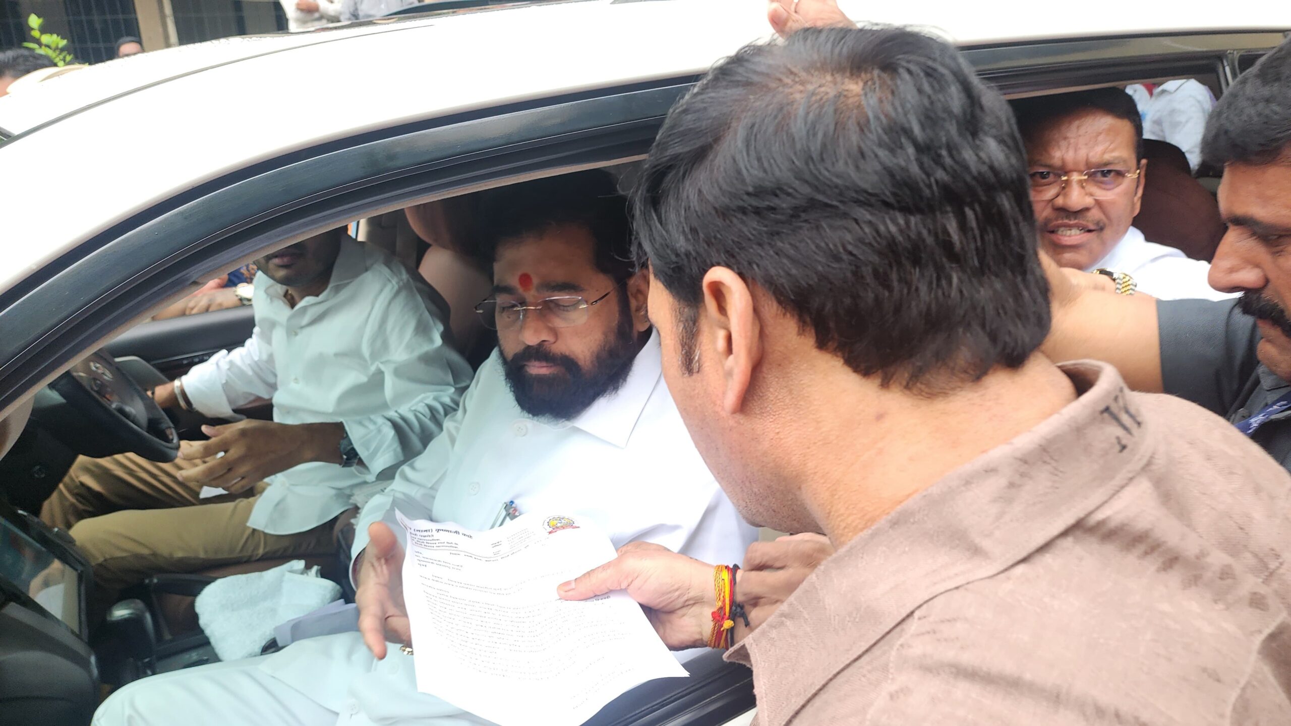 रावेत, पुनावळे, ताथवडे, वाकडच्या सेवा रस्त्यांचा प्रश्न सोडवा - नाना काटे  -  मुख्यमंत्री एकनाथ शिंदे यांना दिले निवेदन