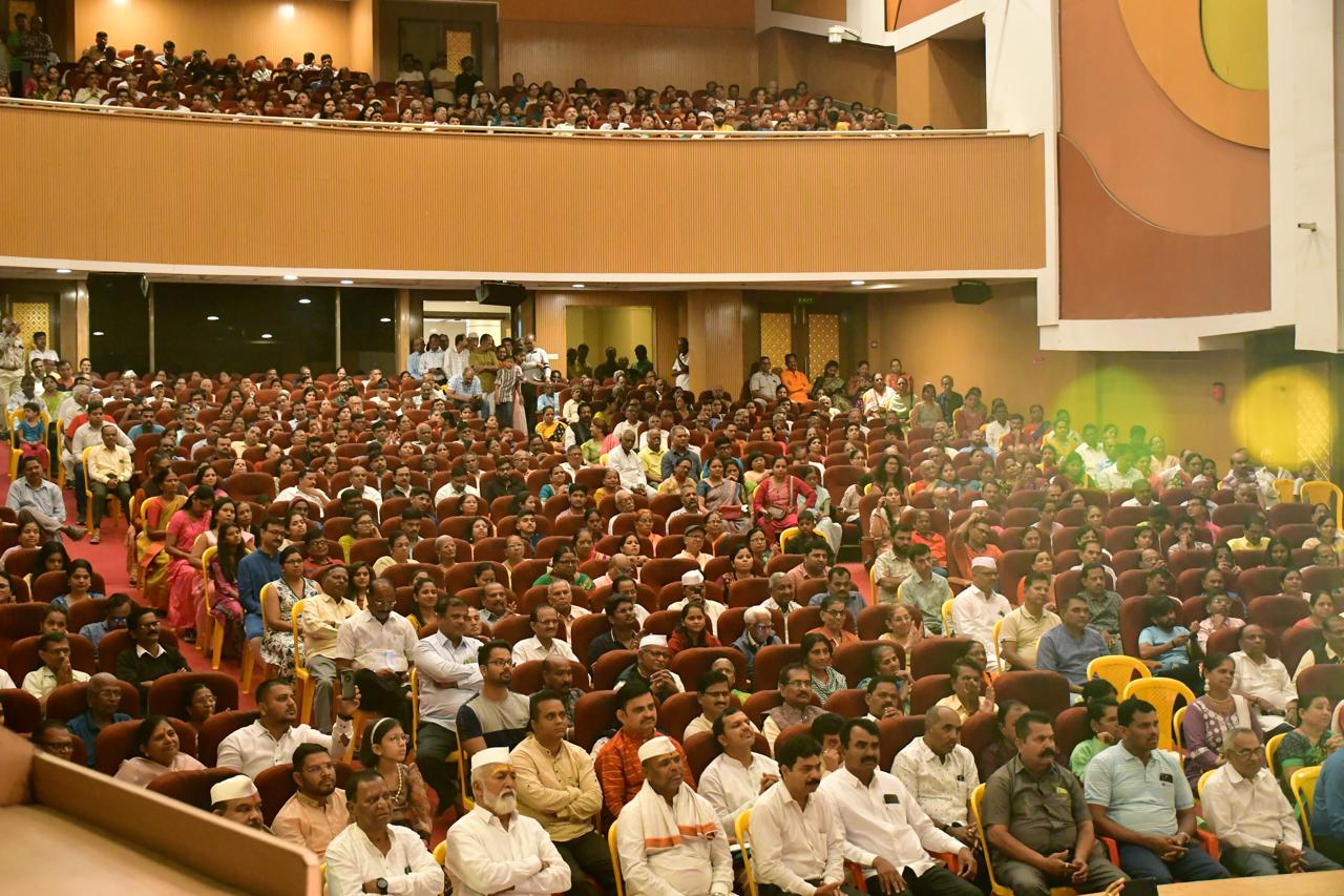 पिचली माझी बांगडी, राधा ही बावरी गीतांना रसिकांची दाद  कै. गणपतराव जगताप प्रतिष्ठानच्या वतीने दिवाळी पहाटचे आयोजन