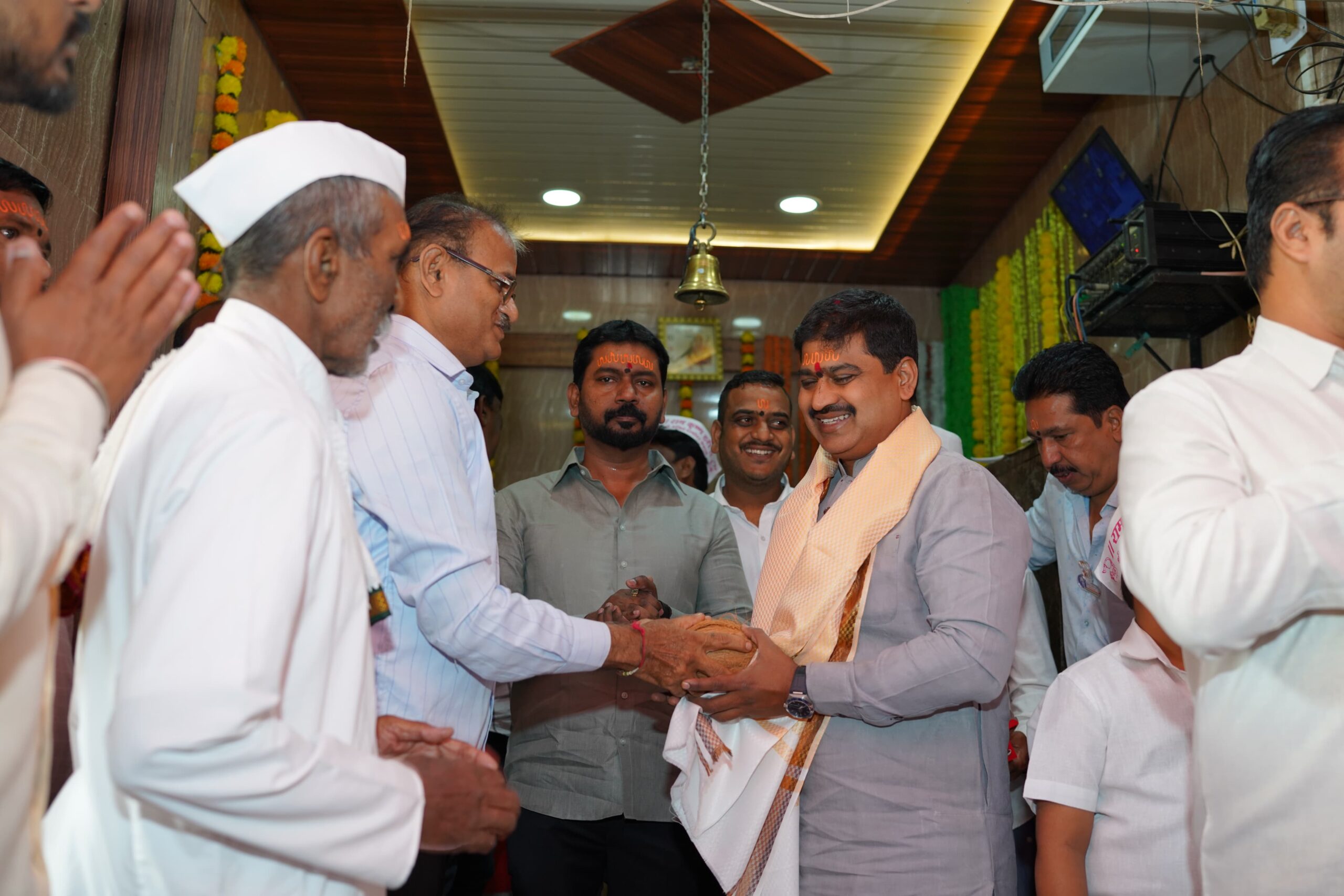 विठ्ठलाचे दर्शन घेत भल्या पहाटे अजित गव्हाणे यांनी साधला मतदारांशी संवाद!