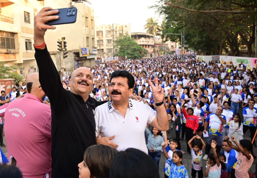 पिंपरीत माजी उपमहापौर डब्बू आसवानी आयोजित हॅप्पीनेस स्ट्रीट उपक्रमातील ‘WALKATHON’ ला नागरिकांचा उत्स्फूर्त प्रतिसाद