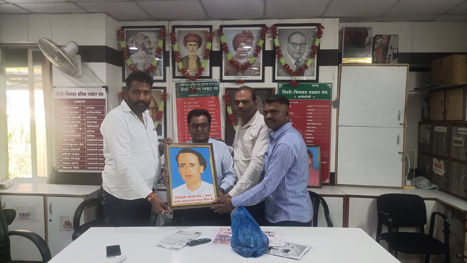 पिंपरी चिंचवड पत्रकार कक्षाला साहित्यरत्न लोकशाहीर डॉ अण्णा भाऊ साठे यांची प्रतिमा सकल मातंग समाज व शिवशाही व्यापारी संघ पिंपरी चिंचवड शहराच्यावतीने शहराध्यक्ष शिवाजीराव खडसे यांनी भेट दिली.