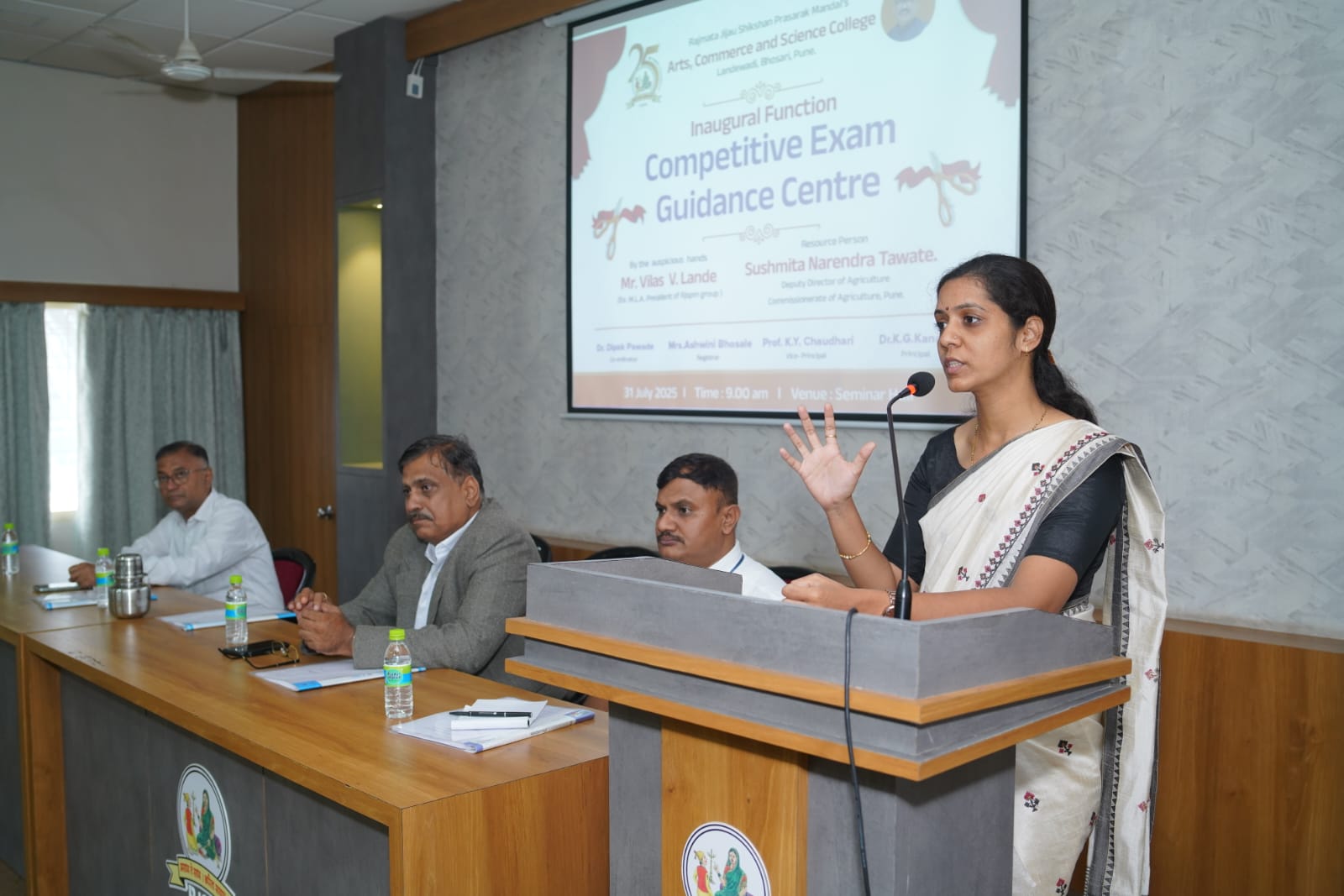 जिजाऊ शिक्षण प्रसारक मंडळाचे, कला, वाणिज्य व विज्ञान महाविद्यालय, लांडेवाडी, भोसरी, पुणे ३९ . येथील स्पर्धा परिक्षा मार्गदर्शन केंद्राच्या वतीने आज गुरुवार दिनांक ३१ जुलै २०२५ रोजी महाविद्यालयातील विद्यार्थ्यासाठी मा. सौ. सुस्मिता नरेंद्र तावटे उपसंचालक, कृषी आयुक्तालय, शिवाजीनगर पुणे यांचे 