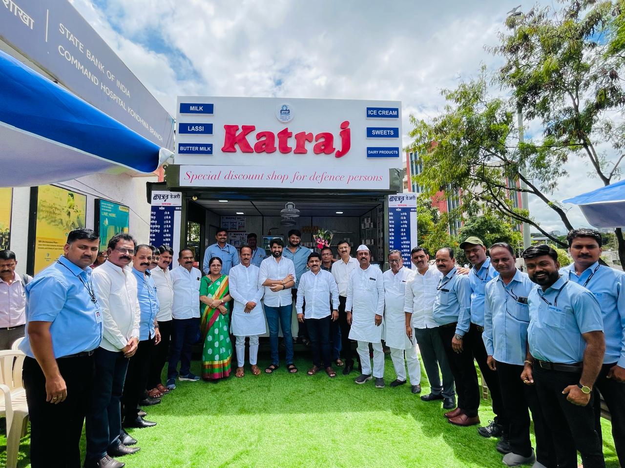 पुणे जिल्हा सहकारी दूध उत्पादक संघाचे वतीने पुणे कॅम्प कमांड हॉस्पिटल येथे मिलिटरी मुनिटचे मागणीनुसार १०/२०२५ रोजी अदययावत कात्रजच्या दुध व दुग्धजन्य पदार्थाच्या पार्लरचे मेजर जनरल बी नंबीआर (एव्हीएसएम एसएम व्हीएसएम) यांचे शुभहस्ते उद्घाटन करण्यात आले.