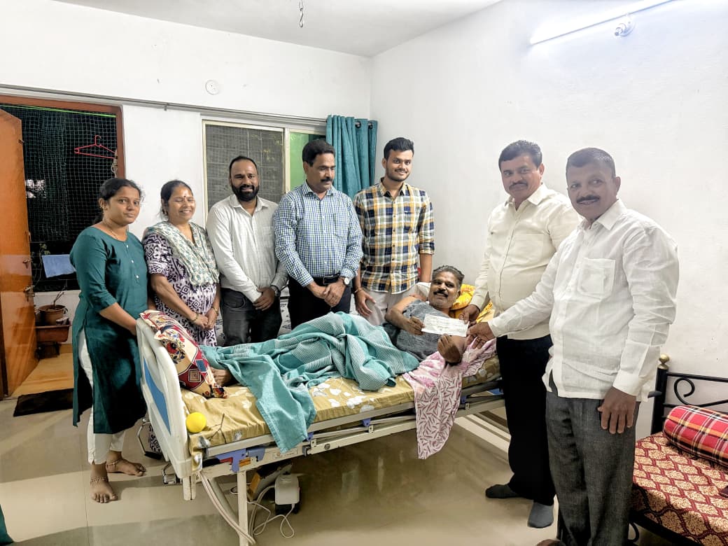 वडाचे झाड पडून जखमी झालेल्या रुग्णाला माजी नगरसेवक राजेंद्र जगताप यांचा मदतीचा हात
