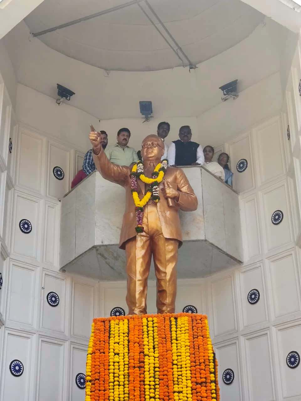 राष्ट्रवादी काँग्रेस पार्टी पिंपरी चिंचवड शहर (जिल्हा)च्या वतीने बुधवार, दिनांक २६ नोव्हेंबर २०२५ रोजी भारतीय संविधान दिनाच्या ७५ व्या अमृत महोत्सानिमित्ताने भारतीय राज्यघटनेचे शिल्पकार डॉ.बाबासाहेब आंबेडकर स्मारक, पिंपरी येथे पुष्पहार अर्पण करून तसेच २६/११ हल्ल्यातील शहिदांना श्रद्धांजली वाहून सामूहिक संविधान प्रस्तावना वाचन व अभिवादन