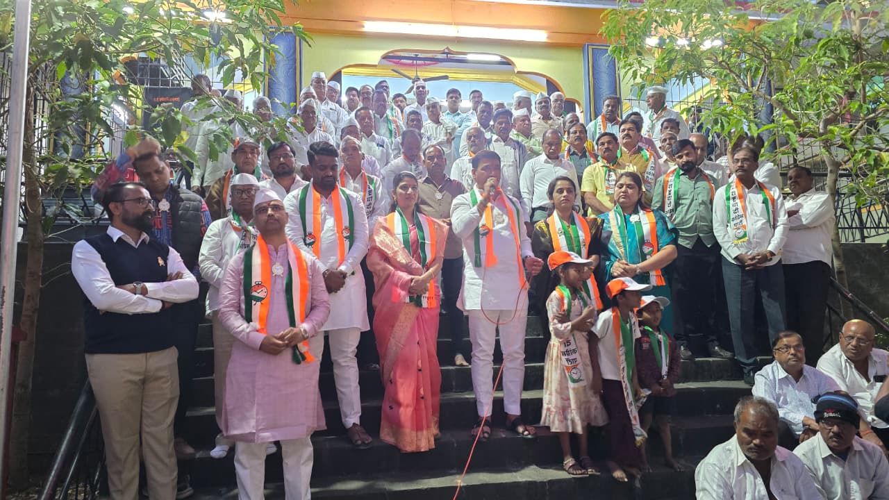 पिंपरी चिंचवड शहरातील राष्ट्रवादी कॅाग्रेस पार्टीचे प्रचार प्रमुख श्री. विठ्ठल उर्फ नाना काटे यांच्या सर्वात पहिल्या पॅनल चा नारळ फोडुन प्रचाराचा शुभारंभ 