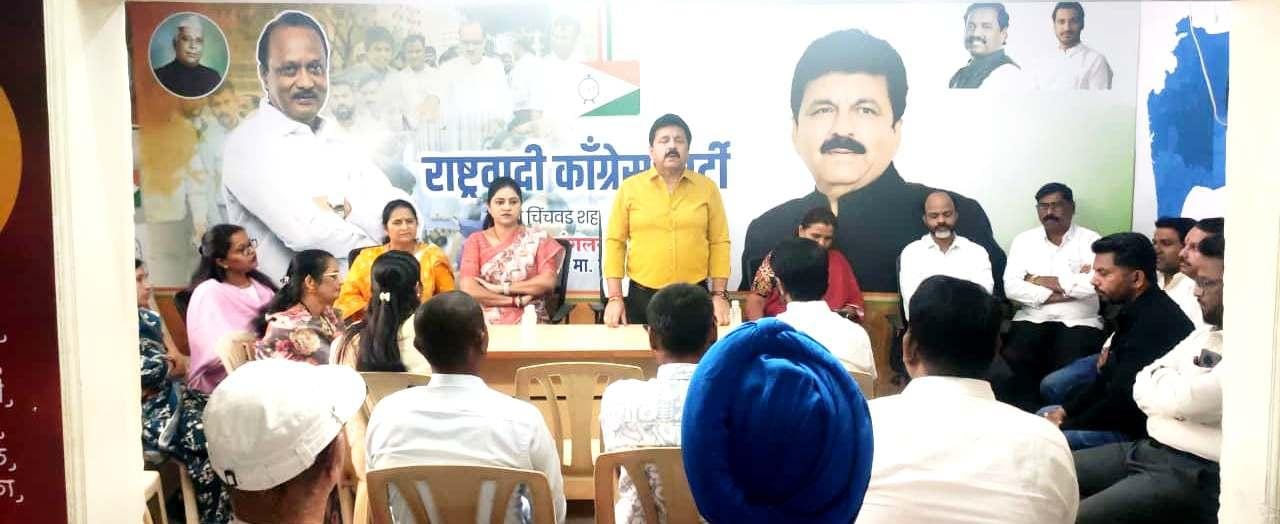 गुरुवार, दिनांक १२ मार्च २०२६ रोजी सकाळी १०.३० वाजता राष्ट्रवादी काँग्रेस पार्टीच्या वतीने मध्यवर्ती पक्ष कार्यालय, खराळवाडी, पिंपरी येथे महाराष्ट्राचे शिल्पकार राज्याचे प्रथम मुख्यमंत्री स्व. यशवंतराव चव्हाण यांच्या जयंती निमित्त शहराध्यक्ष योगेश बहल यांच्या हस्ते प्रतिमेस पुष्पहार अर्पण करून पिंपरी-चिंचवड शहर (जिल्हा) राष्ट्रवादी काँग्रेस पार्टी तर्फे विनंम्र अभिवादन करण्यात आले.