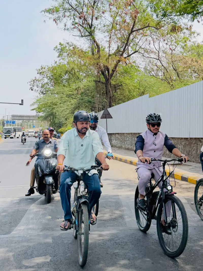 पंतप्रधान नरेंद्र मोदींच्या आवाहनाला प्रतिसाद; पिंपरीचे महापौर सायकलवर