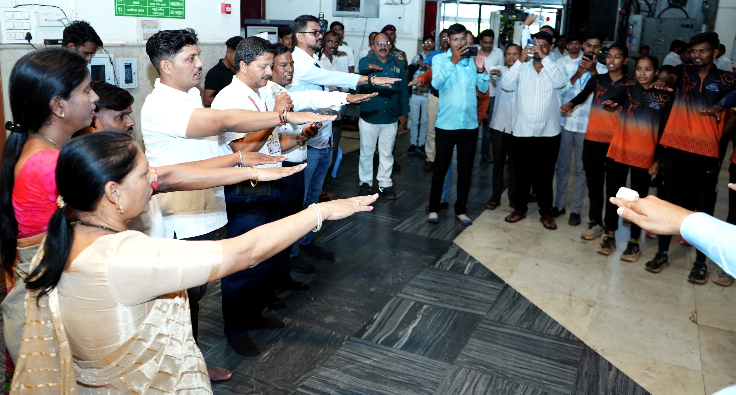 पिंपरी चिंचवड महानगरपालिकेच्या वतीने भारताचे माजी पंतप्रधान भारतरत्न राजीव गांधी यांच्या पुण्यतिथी निमित्त महापालिकेच्या मुख्य प्रशासकीय इमारतीमधील त्यांच्या प्रतिमेस महापौर रवि लांडगे यांनी पुष्पहार अर्पण करून अभिवादन केले.