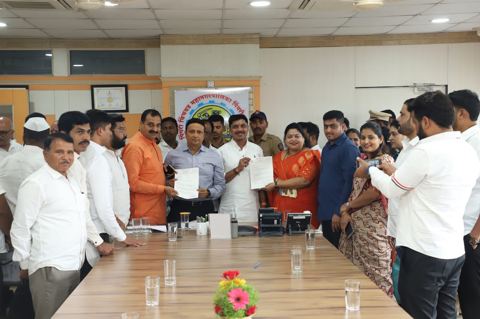 मोशी ग्रामस्थांच्या न्याय्य मागण्यांसाठी ग्रामस्थांसह महापौर रवि लांडगे यांचा पाठपुरावा